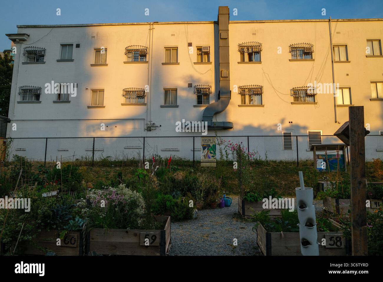 Vista laterale del Barclay Hotel con i Robson Street Community Gardens, Vancouver, British Columbia. Foto Stock