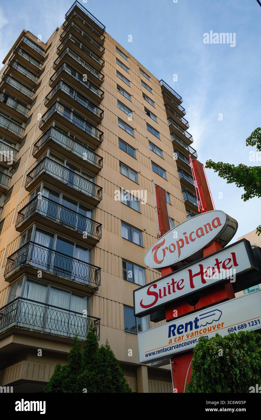 Il Tropicana Suite Hotel lungo Robson Street a Vancouver, British Columbia. Foto Stock