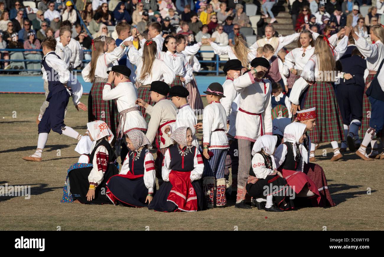 Tallinn, Estonia, 4 luglio 2025: Persone in abbigliamento tradizionale per le strade di Tallinn durante il famoso festival di canto e danza Foto Stock