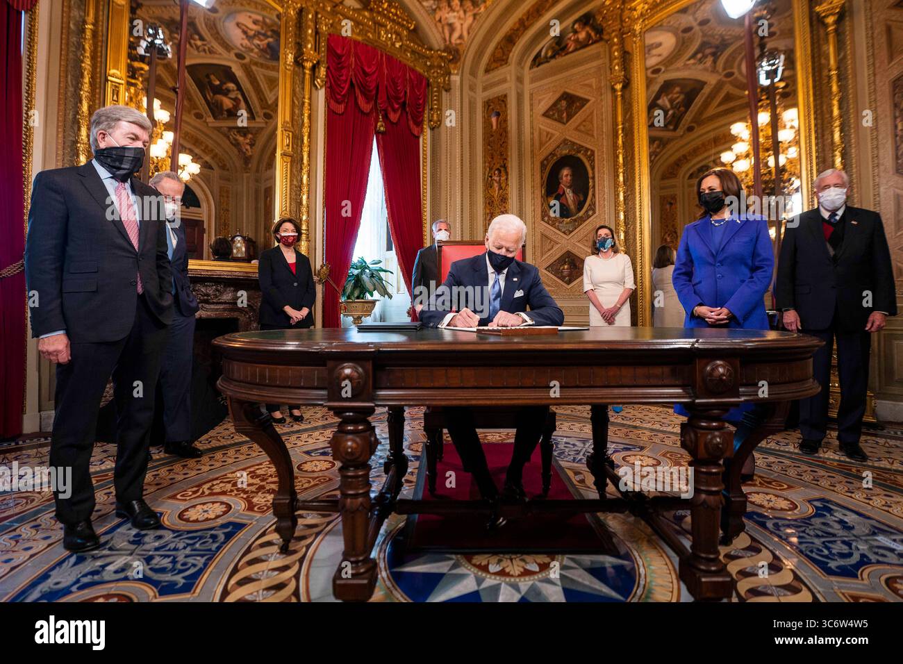 20 gennaio 2021, Washington, District of Columbia, USA: Il presidente DEGLI STATI UNITI JOE BIDEN firma tre documenti, tra cui una dichiarazione di inaugurazione, nomine di gabinetto e nomine di sottogabinetto, mentre il vicepresidente degli Stati Uniti KAMALA HARRIS (R) guarda nella Presidents Room del Campidoglio dopo la cerimonia di inaugurazione per rendere Biden il 46° presidente. (Immagine di credito: © Jim lo Scalzo/CNP tramite filo ZUMA) Foto Stock