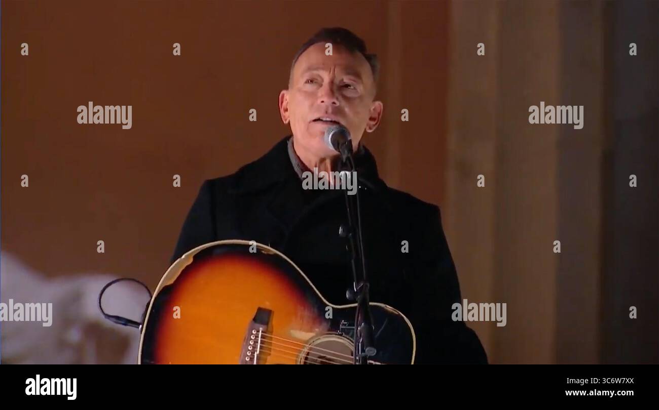 20 gennaio 2021, Washington, District of Columbia, USA: Bruce Springsteen si esibisce durante â€œCelebrating America,â€ un programma in prima serata per dare il benvenuto a una nuova era della leadership in occasione dell'inaugurazione di Joe Biden come Presidente degli Stati Uniti e Kamala Harris come Vice Presidente degli Stati Uniti il 20 gennaio 2021 (immagine di credito: © Biden Inaugurural Committee via CN/CNP via ZUMA Wire) Foto Stock