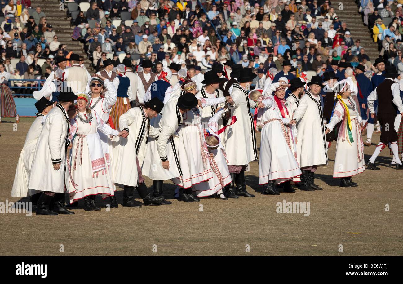 Tallinn, Estonia, 4 luglio 2025: Persone in abbigliamento tradizionale per le strade di Tallinn durante il famoso festival di canto e danza Foto Stock
