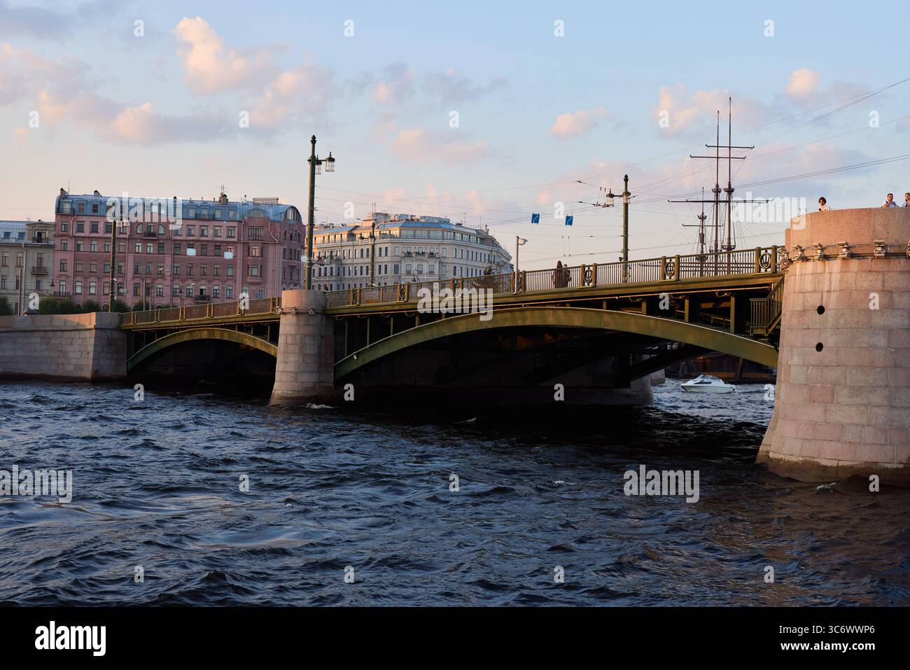 Un bellissimo e storico ponte sul fiume durante un tramonto mozzafiato in un paesaggio urbano Foto Stock