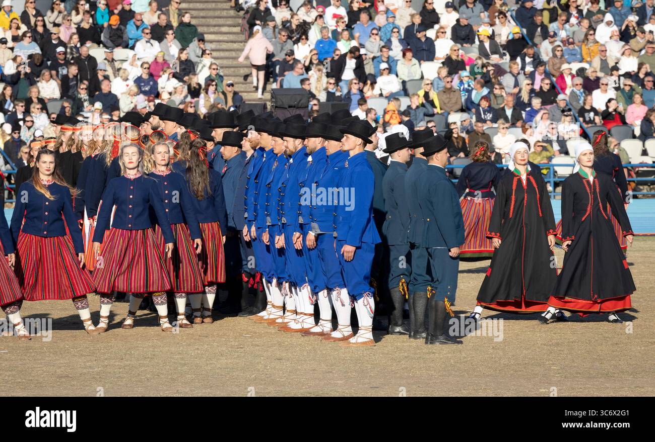 Tallinn, Estonia, 4 luglio 2025: Persone in abbigliamento tradizionale per le strade di Tallinn durante il famoso festival di canto e danza Foto Stock