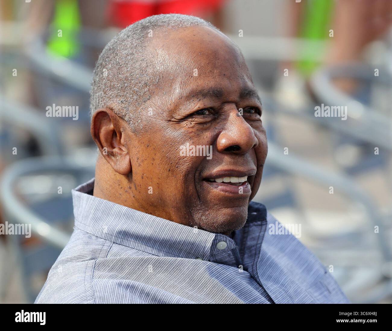 18 febbraio 2020, North Port, Florida, Stati Uniti: Baseball Hall of Famer HANK AARON sorride mentre gli Atlanta Braves lo onorano nominando una strada proprio fuori dal CoolToday Park durante il primo allenamento di squadra a North Port. (Immagine di credito: © Curtis Compton/AJC/TNS tramite filo ZUMA) Foto Stock