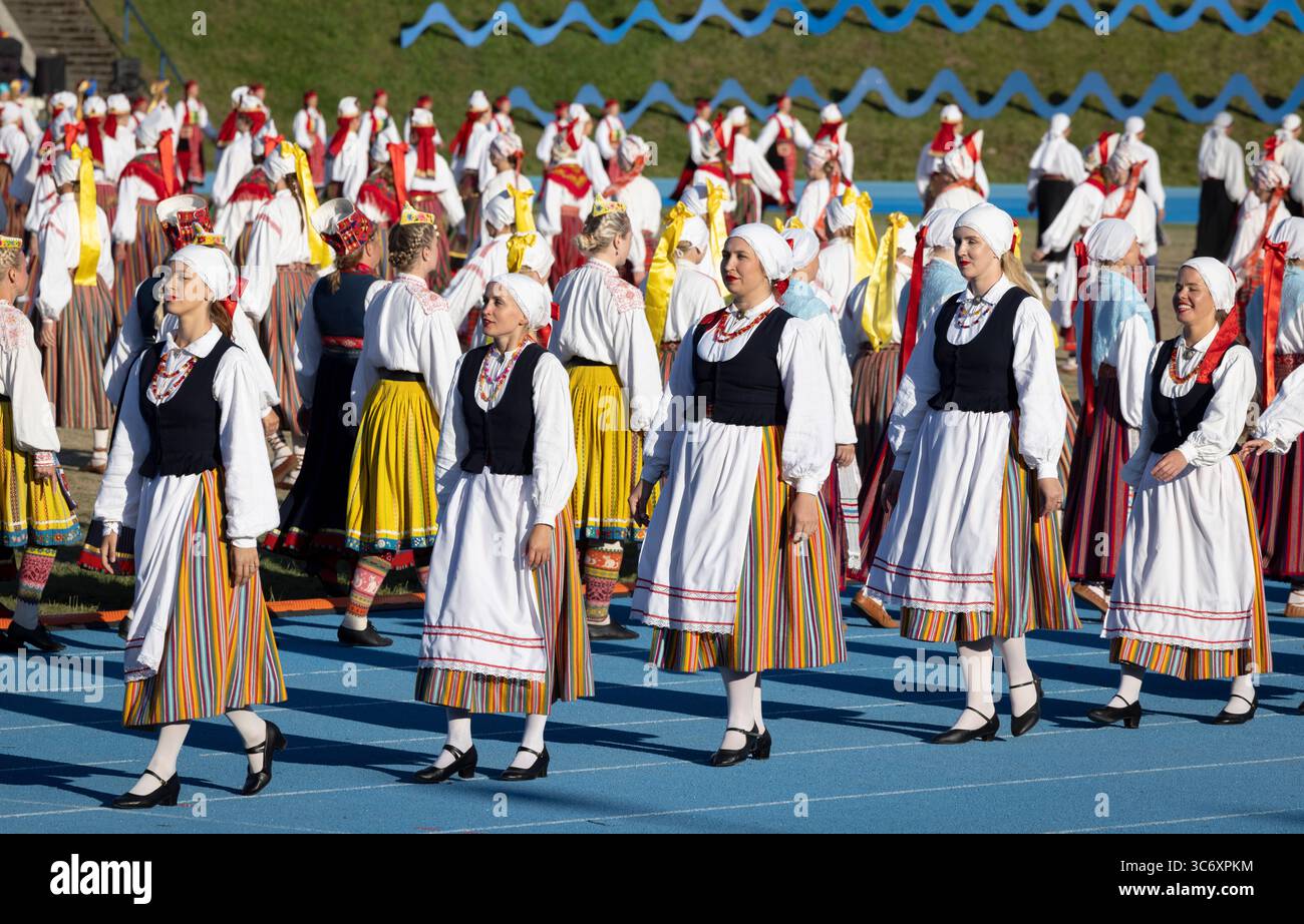 Tallinn, Estonia, 4 luglio 2025: Persone in abbigliamento tradizionale per le strade di Tallinn durante il famoso festival di canto e danza Foto Stock