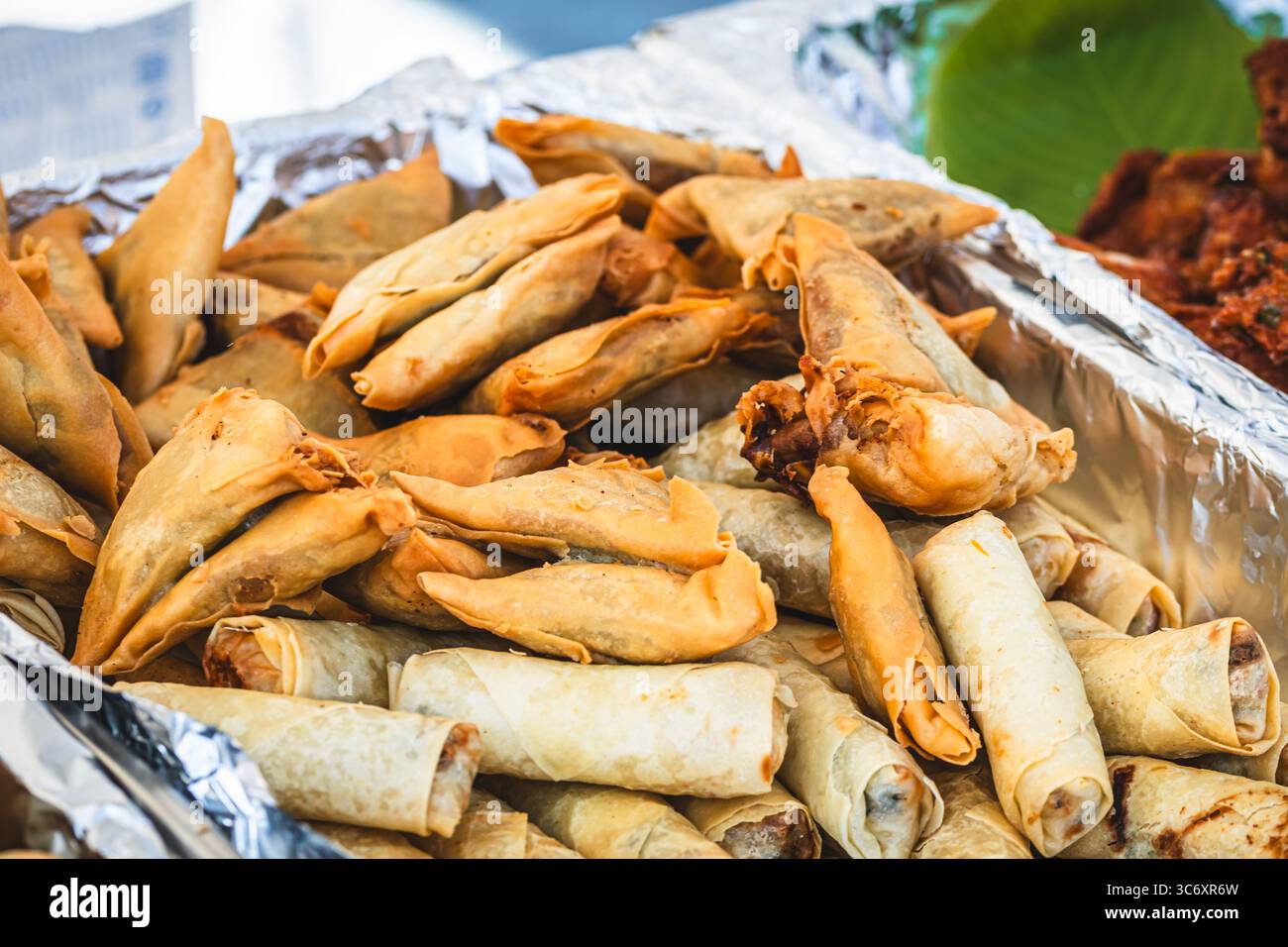 Mini involtini e gnocchi thailandesi fritti, cibo di strada asiatico Foto Stock