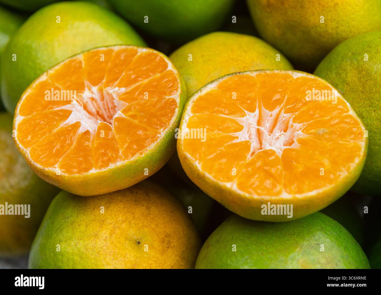 Primo piano di fettine di arance su un mercato Foto Stock