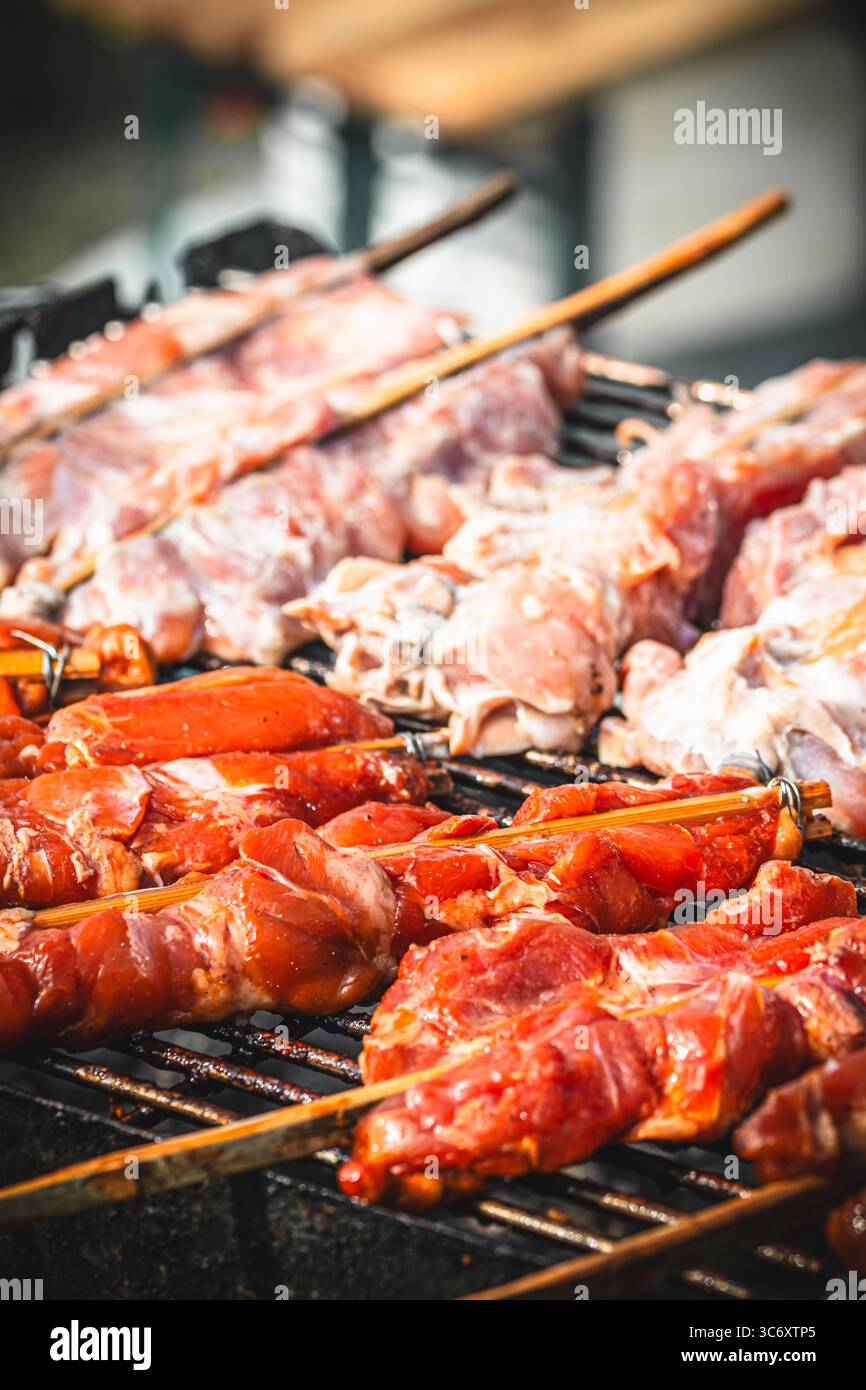 Spiedini di carne thailandesi su una griglia, cibo di strada asiatico Foto Stock