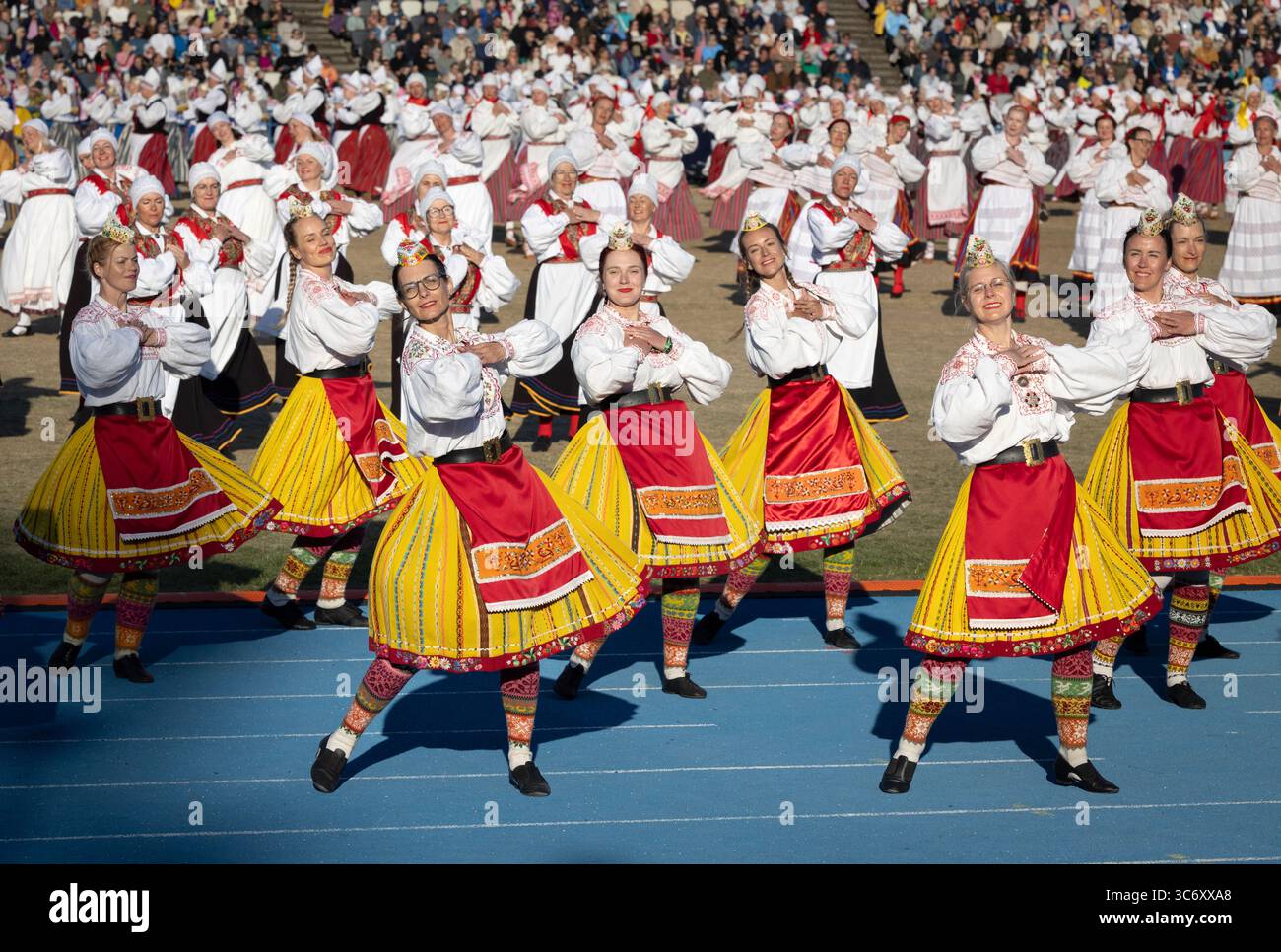 Tallinn, Estonia, 4 luglio 2025: Persone in abbigliamento tradizionale per le strade di Tallinn durante il famoso festival di canto e danza Foto Stock