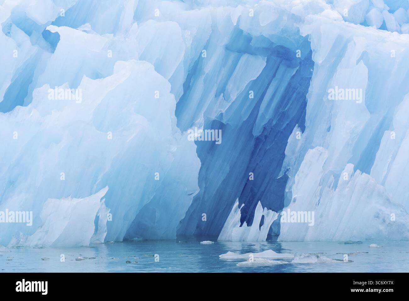 Iceberg, ghiaccio blu, Smeerenburgbreen, Scandinavia, Spitsbergen Foto Stock