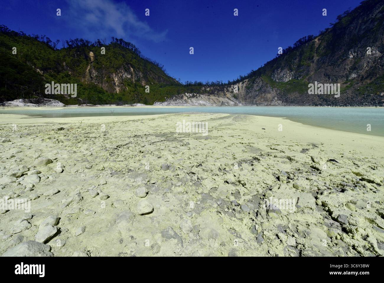 Vasto paesaggio con un grande lago turchese e sulfuree e montagne verdi sullo sfondo, Kawa Putih, Bandung, Giava, Indonesia Foto Stock
