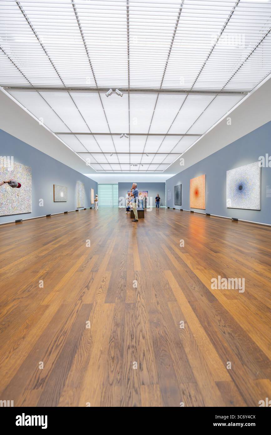 Grande spazio espositivo illuminato con numerosi visitatori e opere d'arte sulle pareti, museo Frieder Burda, Baden Baden Baden, Germania Foto Stock