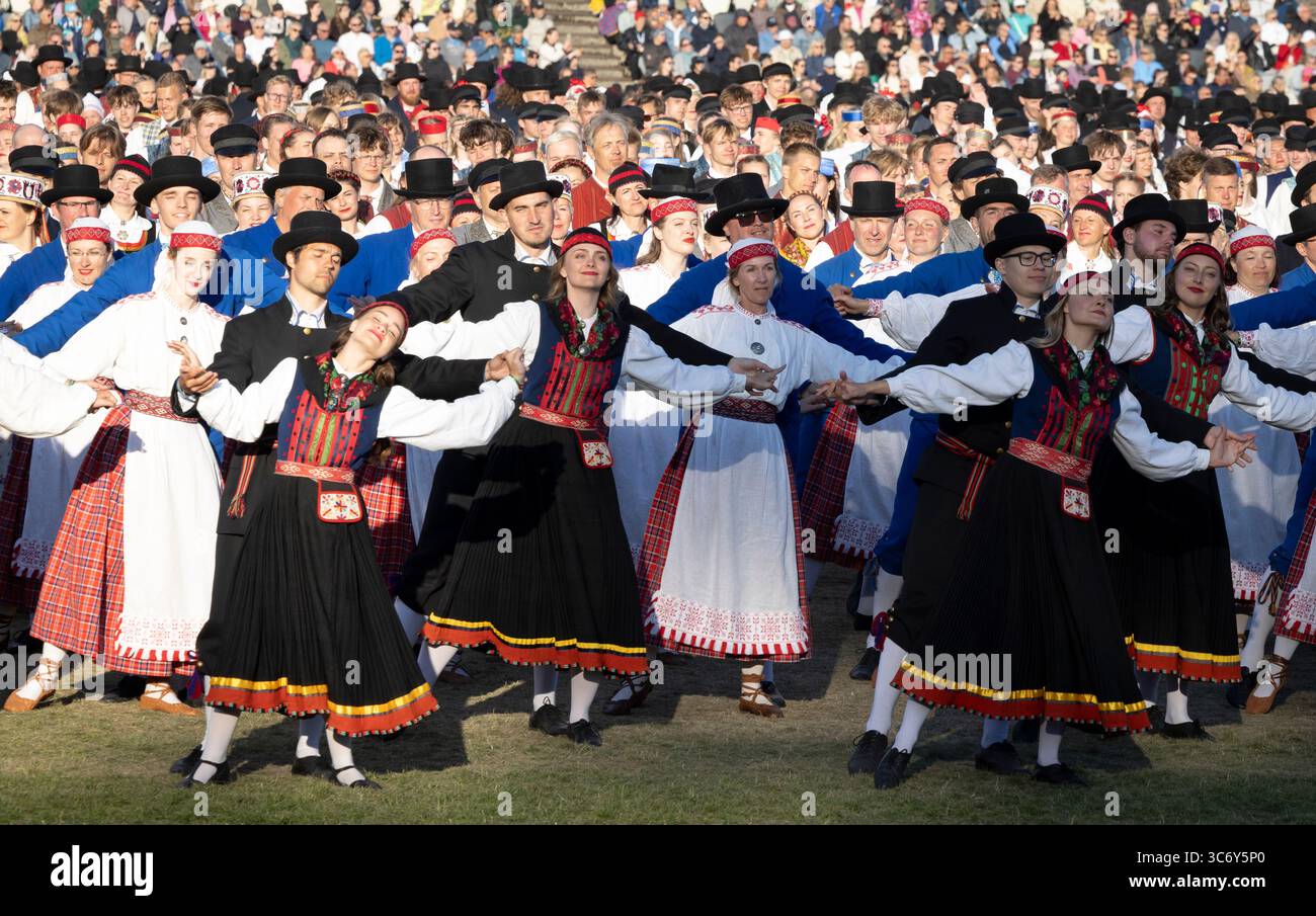 Tallinn, Estonia, 4 luglio 2025: Persone in abbigliamento tradizionale per le strade di Tallinn durante il famoso festival di canto e danza Foto Stock