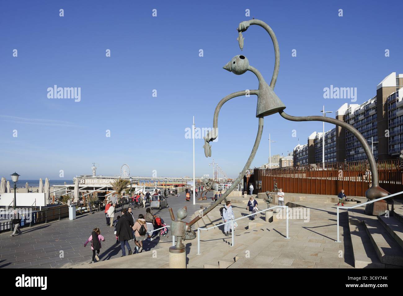 Scultura Herring Esser dell'artista Tom Otterness sul lungomare, Scheveningen, l'Aia, costa olandese del Mare del Nord, Olanda meridionale, Paesi Bassi Foto Stock