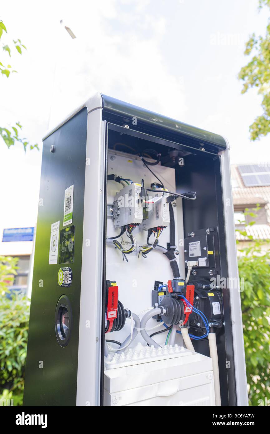Impianto di alimentazione all'aperto vicino a un edificio e all'aperto, installazione di una stazione di ricarica per auto elettriche, Calw, Germania Foto Stock