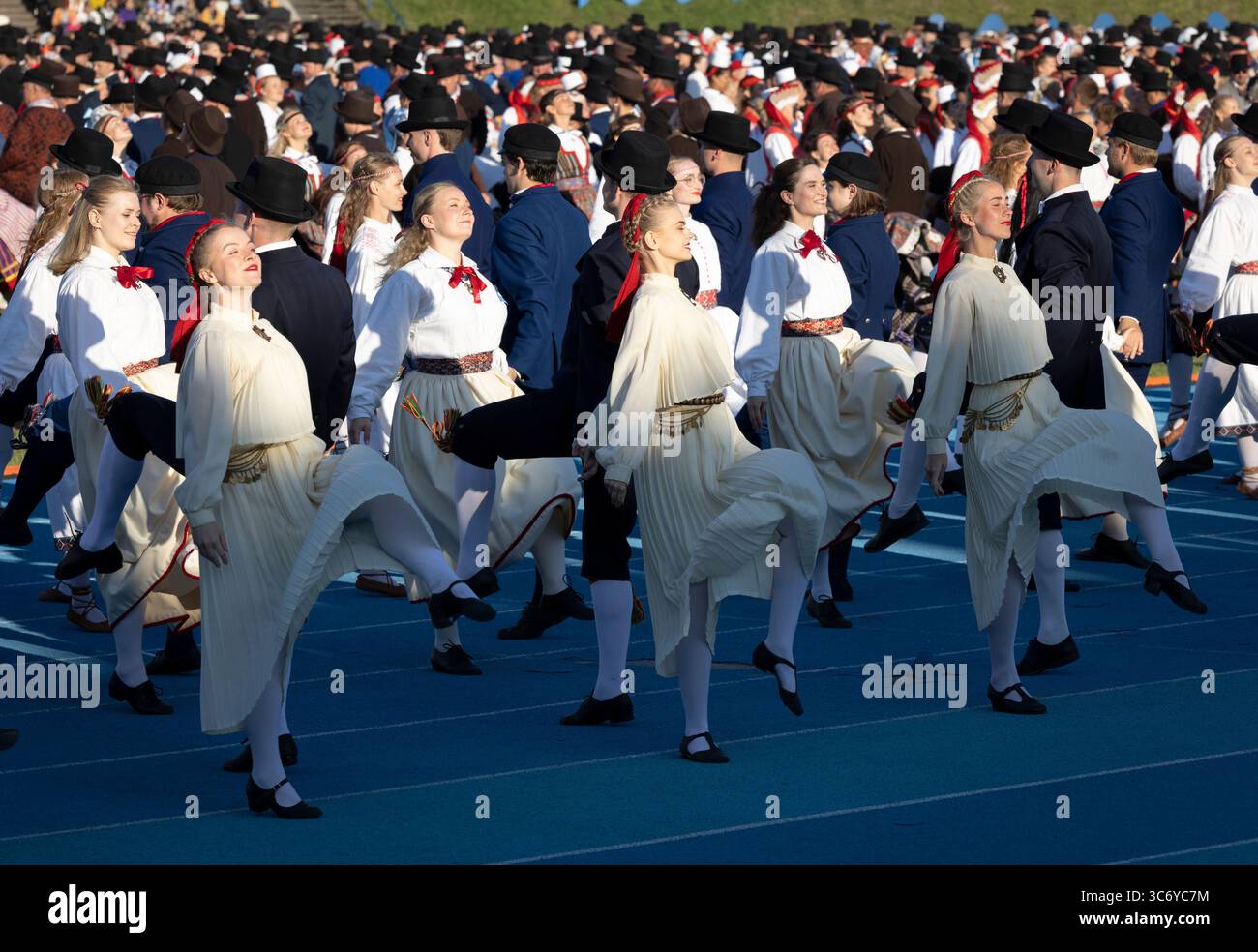 Tallinn, Estonia, 4 luglio 2025: Persone in abbigliamento tradizionale per le strade di Tallinn durante il famoso festival di canto e danza Foto Stock