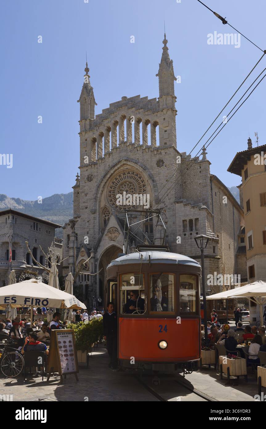 Storico tram fulmine rosso di fronte alla chiesa di Sant Bartomeu, Soller, Maiorca, Isole Baleari, Spagna Foto Stock