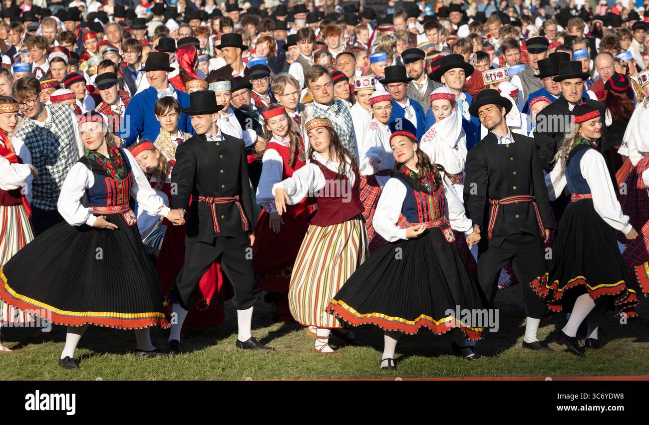 Tallinn, Estonia, 4 luglio 2025: Persone in abbigliamento tradizionale per le strade di Tallinn durante il famoso festival di canto e danza Foto Stock