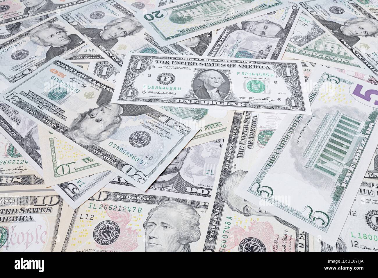 Varie banconote in dollari USA in una pila, banconote Foto Stock