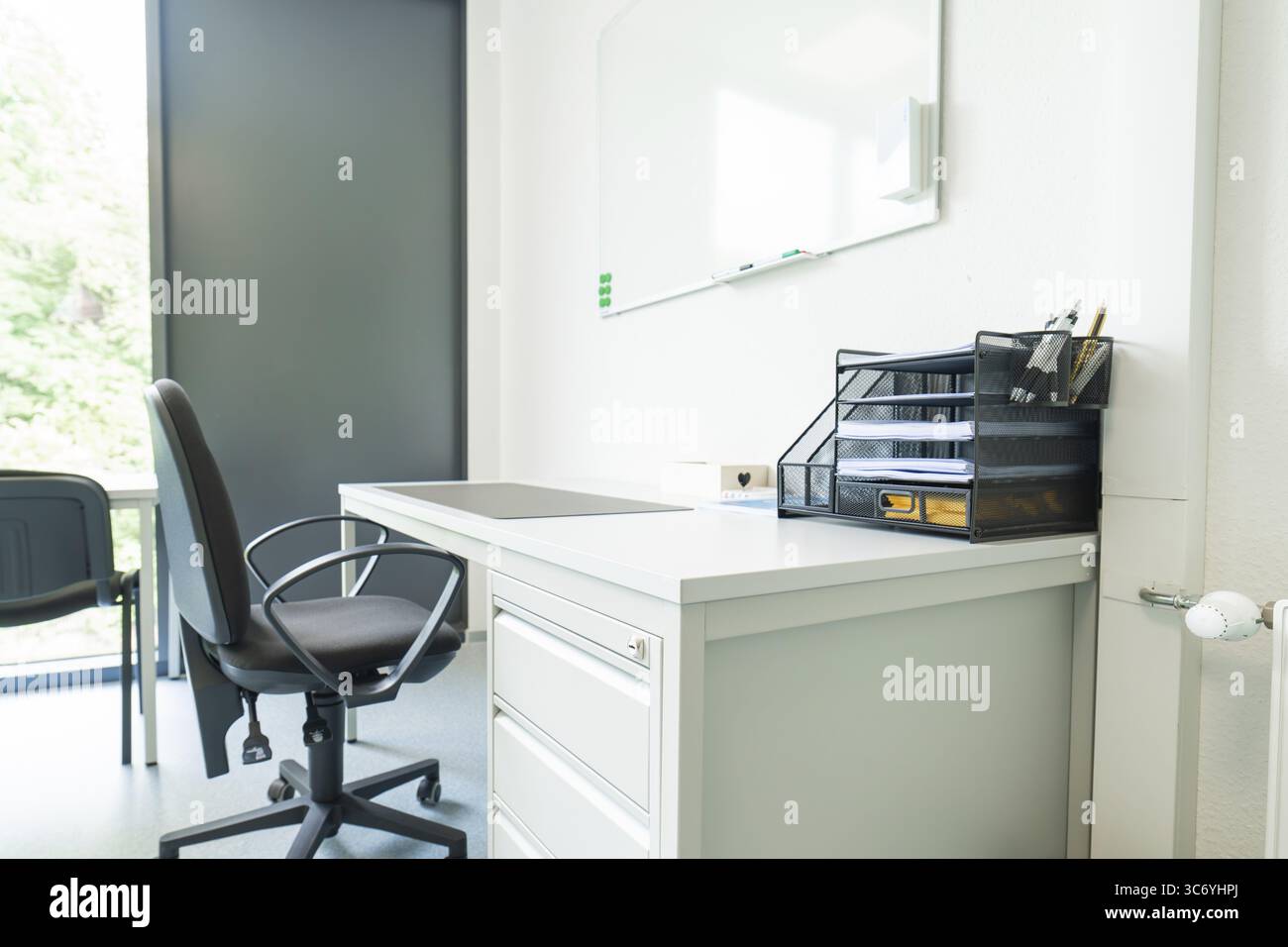 Un ufficio moderno con scrivania e sedia vicino alla finestra, Care Connect, chiosco vaccinazioni per rifugiati, Calw, Germania Foto Stock