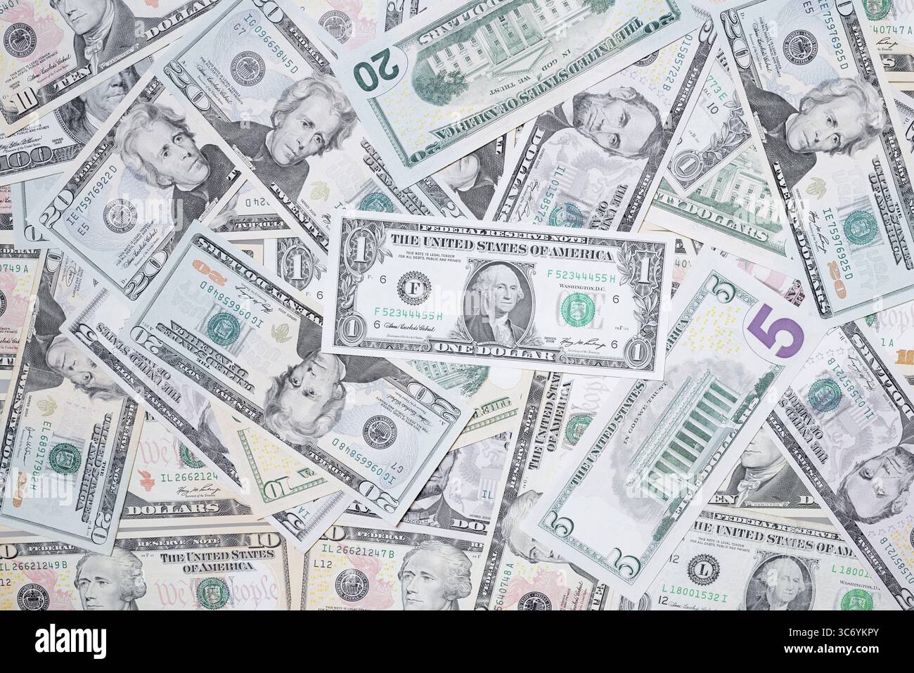 Varie banconote in dollari USA in una pila, banconote Foto Stock