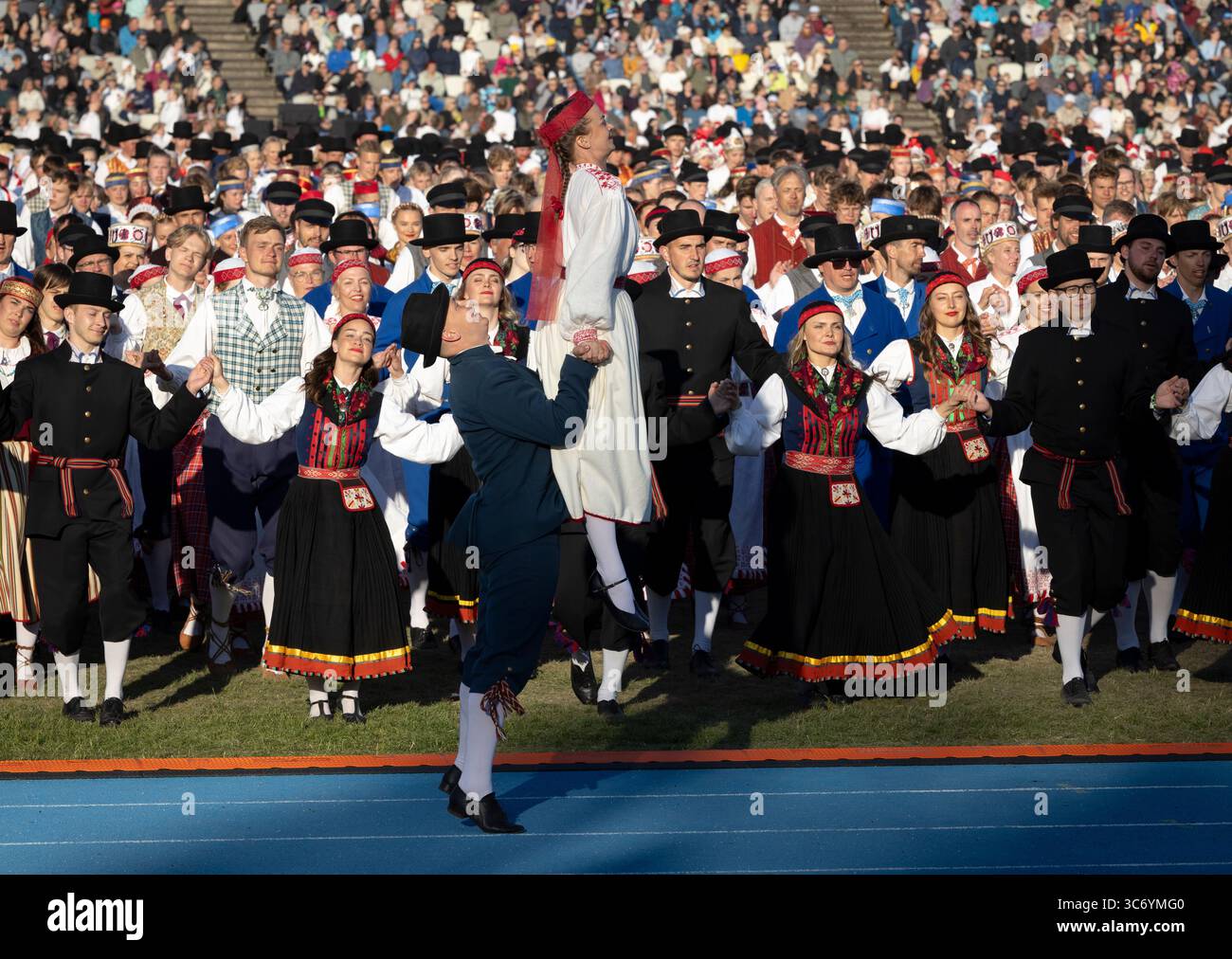 Tallinn, Estonia, 4 luglio 2025: Persone in abbigliamento tradizionale per le strade di Tallinn durante il famoso festival di canto e danza Foto Stock