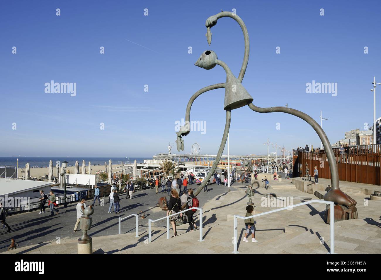 Scultura Herring Esser dell'artista Tom Otterness sul lungomare, Scheveningen, l'Aia, costa olandese del Mare del Nord, Olanda meridionale, Paesi Bassi Foto Stock