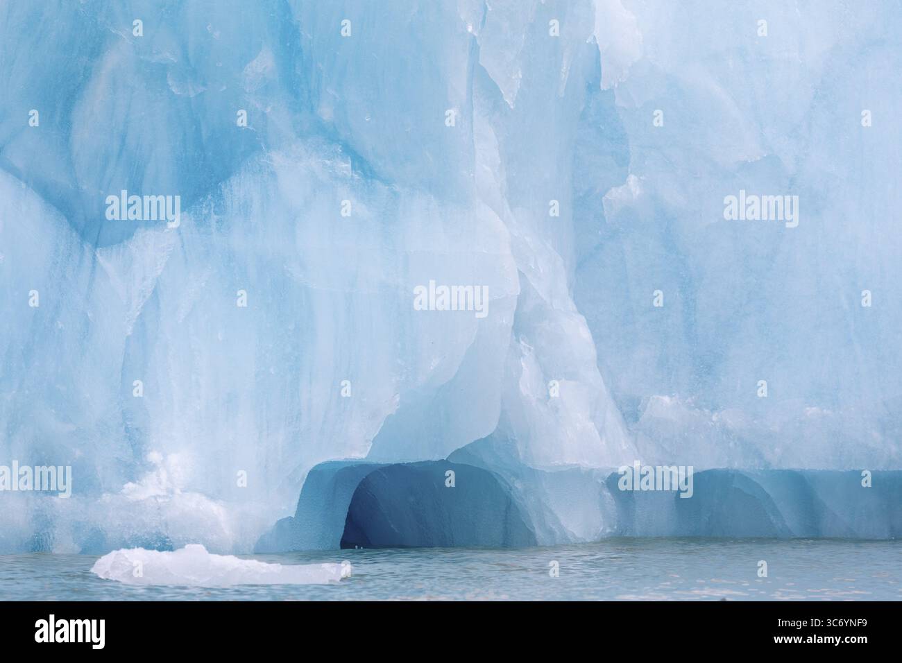 Iceberg, ghiacciaio blu, Konowbreen, Scandinavia, Svalbard Foto Stock