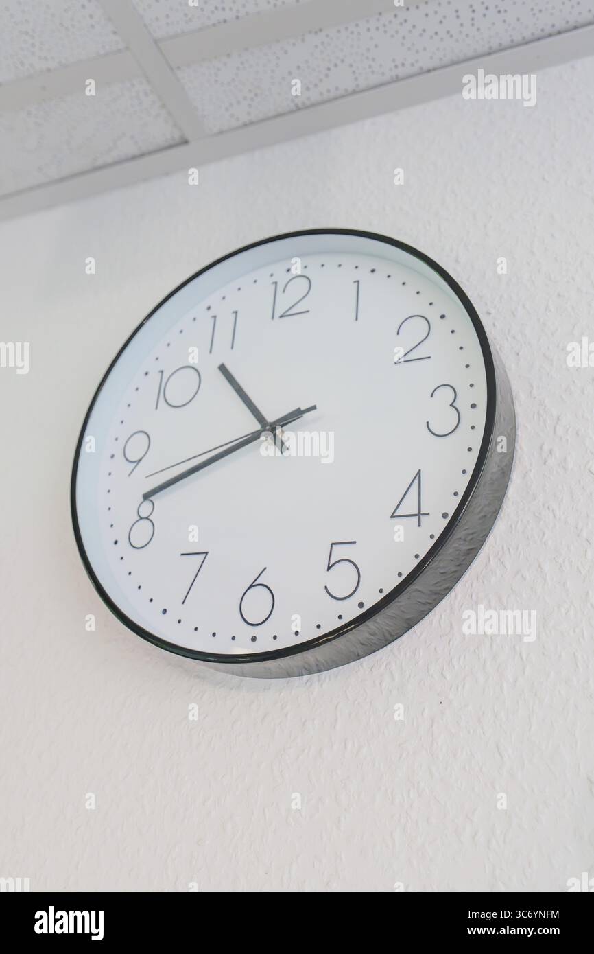 Orologio a muro con quadrante bianco e lancette nere, Care Connect, chiosco di vaccinazione per rifugiati, Calw, Germania Foto Stock Orologio a muro con quadrante bianco e lancette nere, Care Connect, chiosco di vaccinazione per rifugiati, Calw, Germania Foto Stock
