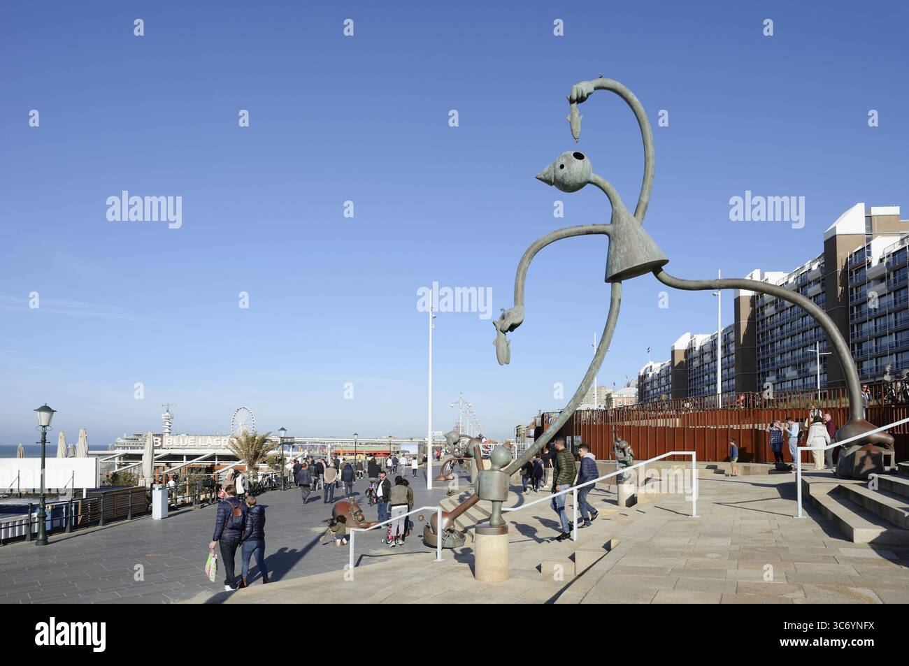 Scultura Herring Esser dell'artista Tom Otterness sul lungomare, Scheveningen, l'Aia, costa olandese del Mare del Nord, Olanda meridionale, Paesi Bassi Foto Stock