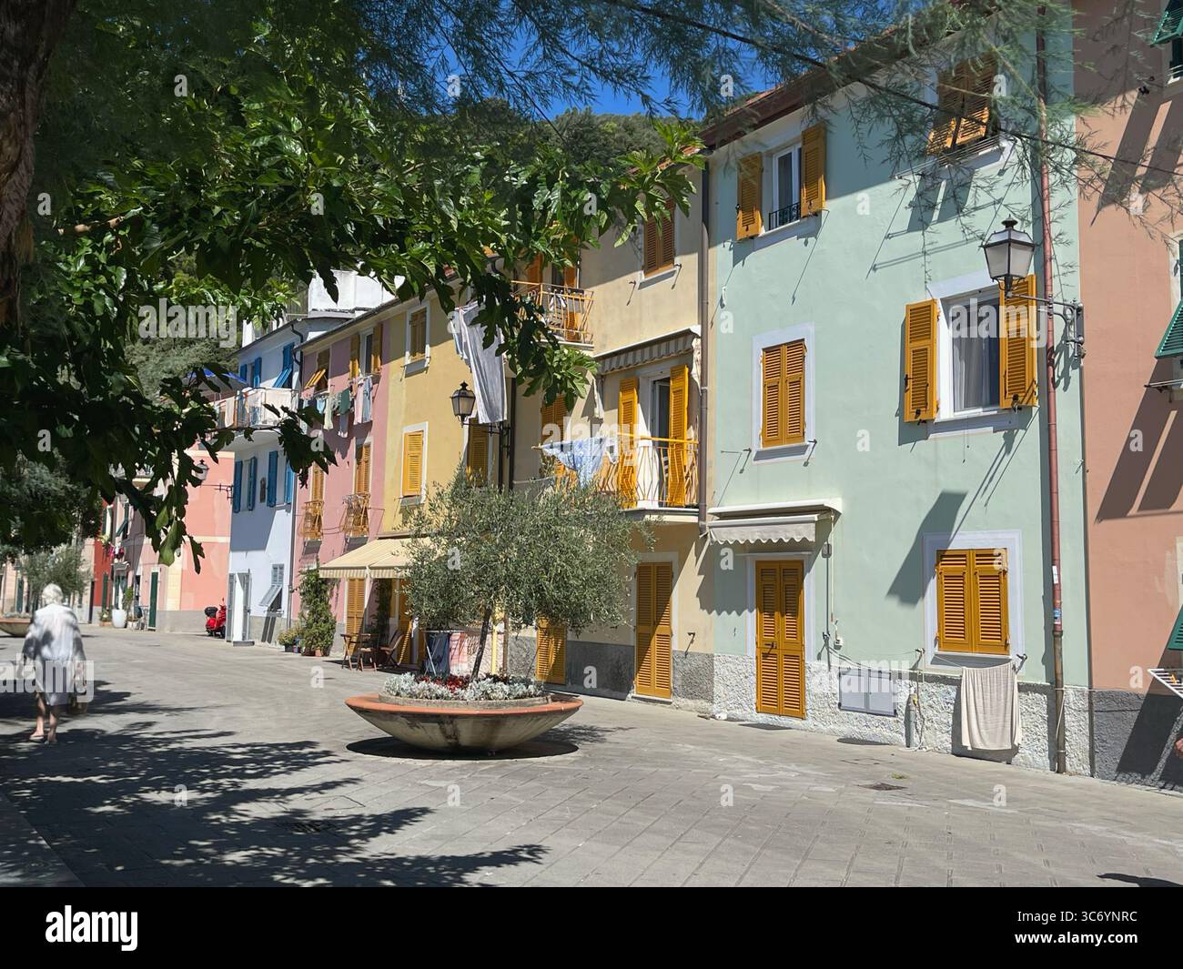 Vecchia strada nella campagna italiana vicino al mare. Edificio tradizionale. Giorno di sole. Ingresso, finestra su casa. Natura e cielo. Foto Stock
