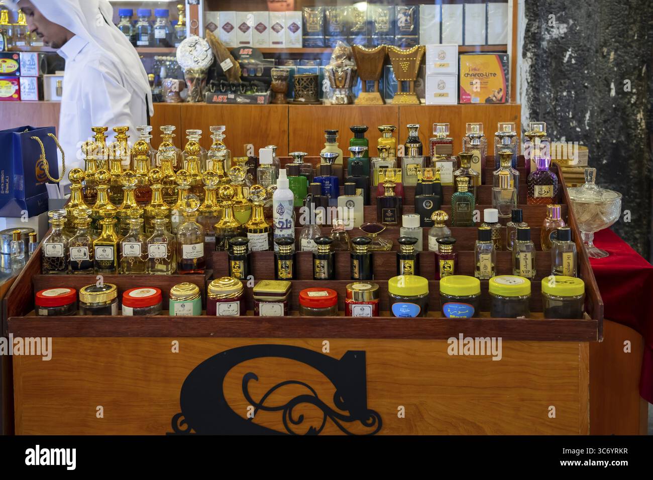 Profumi orientali, profumi, città vecchia di Doha, Souq Waqif, Qatar, Qatar Foto Stock