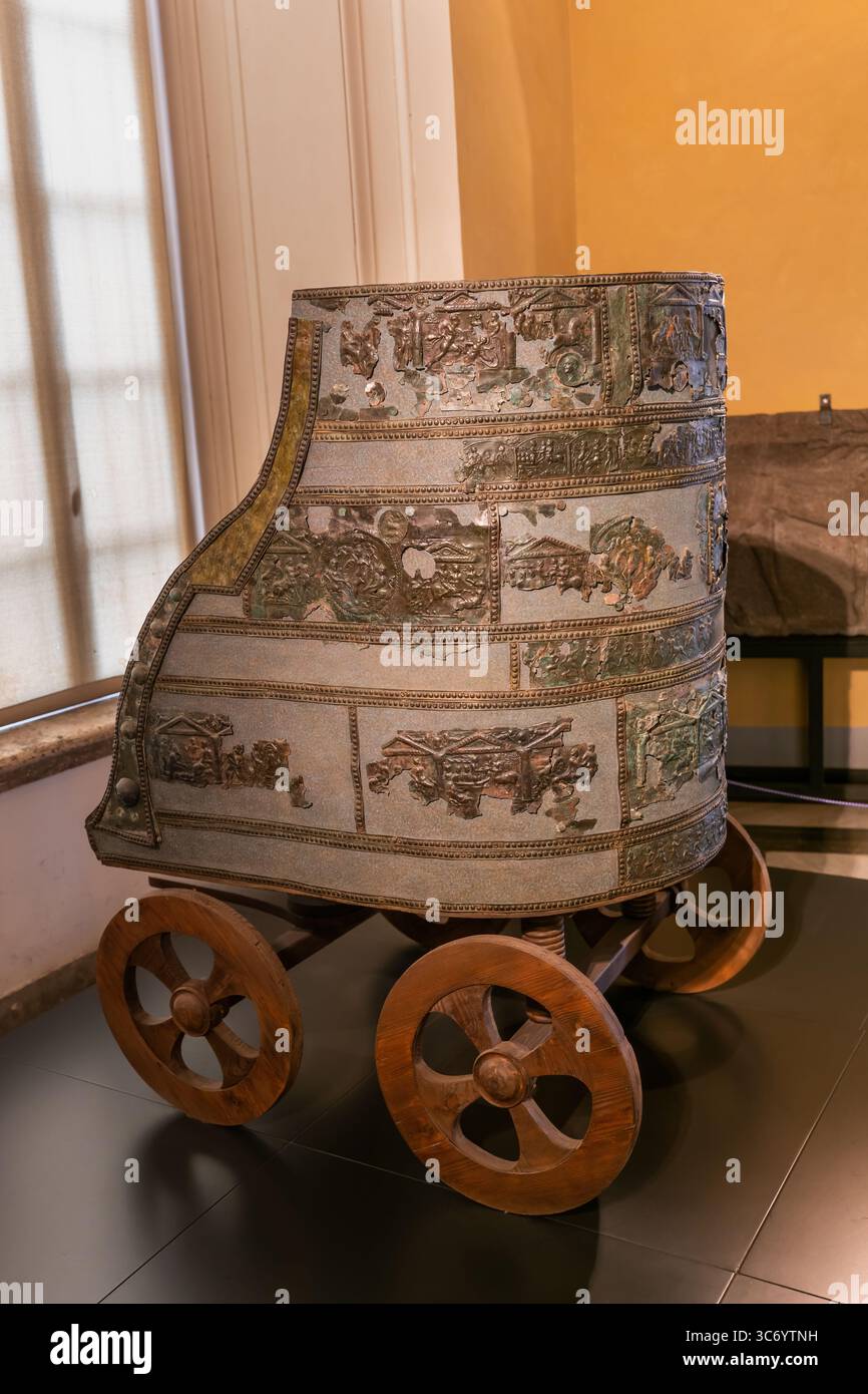 Il cosiddetto carro cerimoniale Capitolino Tensa nel Palazzo dei Conservatori nei Musei Capitolini, Roma, Italia. Foto Stock