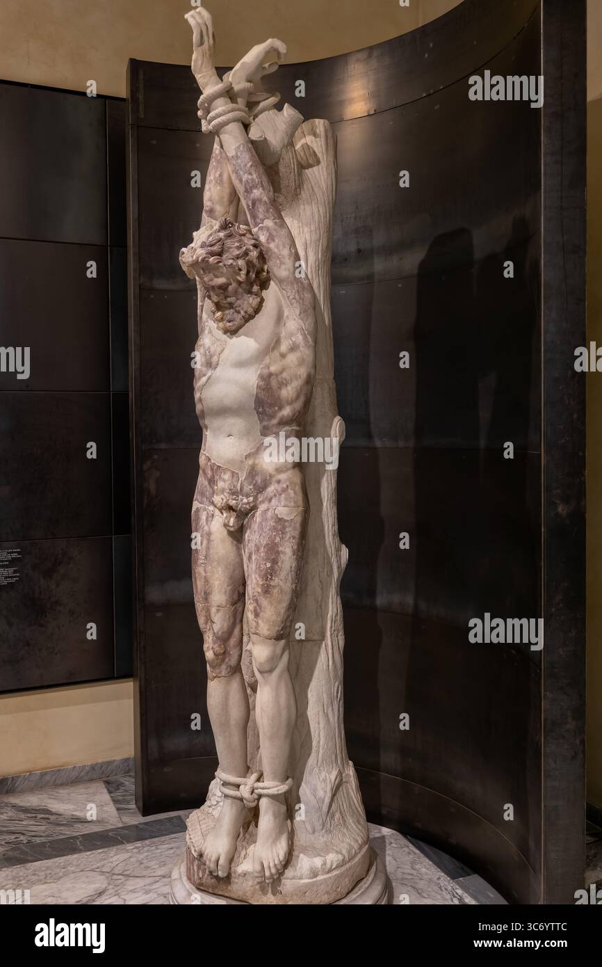 Statua di Marsia nei Musei Capitolini, Roma, Italia. Nella mitologia greca il satiro Marsyas il Silenos è legato ad un albero e svanisce vivo dopo aver perso un m Foto Stock
