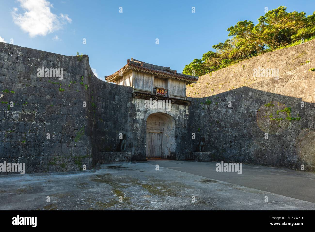 Kankai Mon, il primo cancello anteriore del muro esterno del castello di Shuri a Okinawa, in Giappone. Traduzione: 'Kankai Mon' Foto Stock
