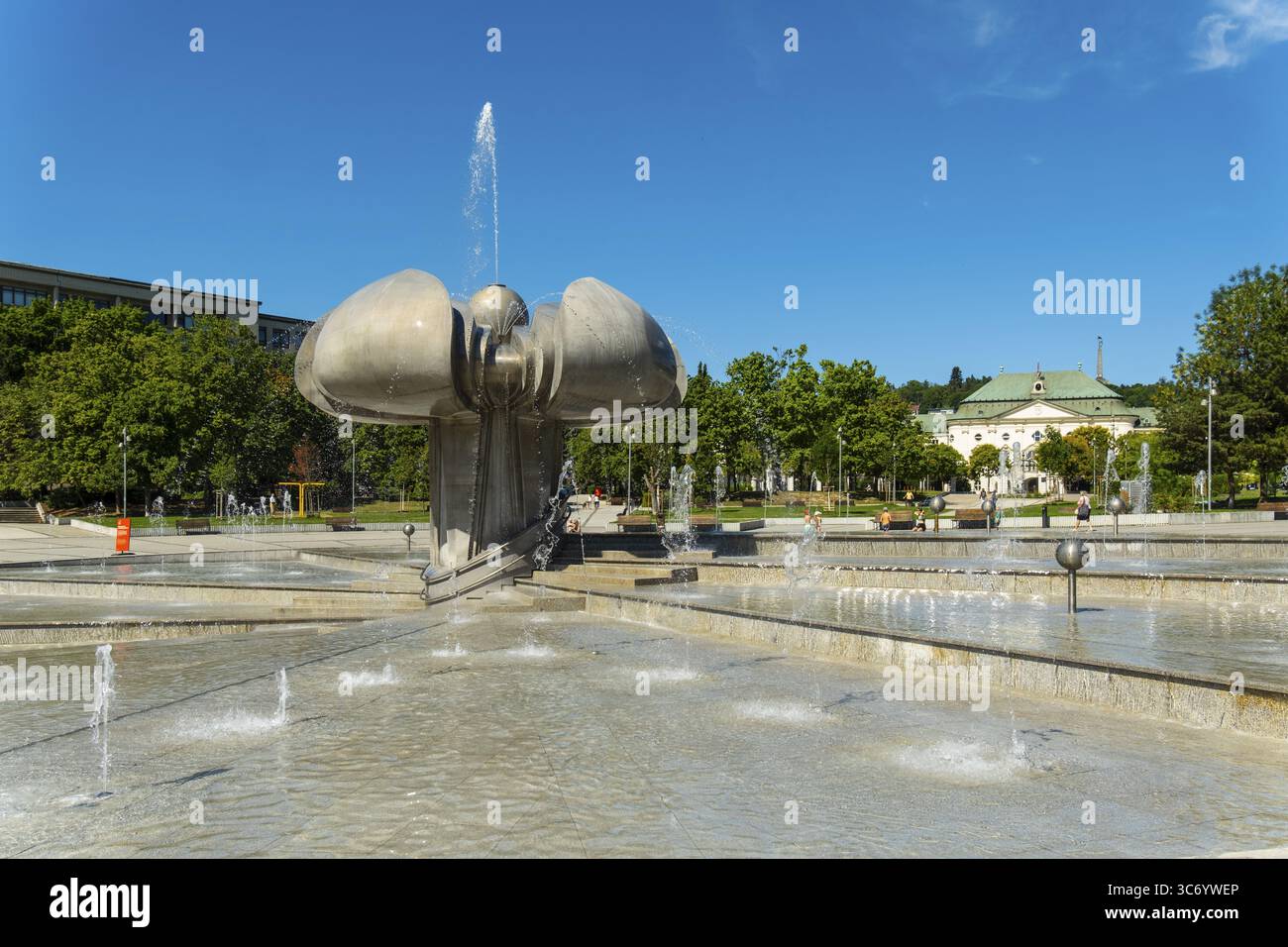 Piazza della libertà con una fontana a forma di fiore di calce a Bratislava, Slovacchia Foto Stock