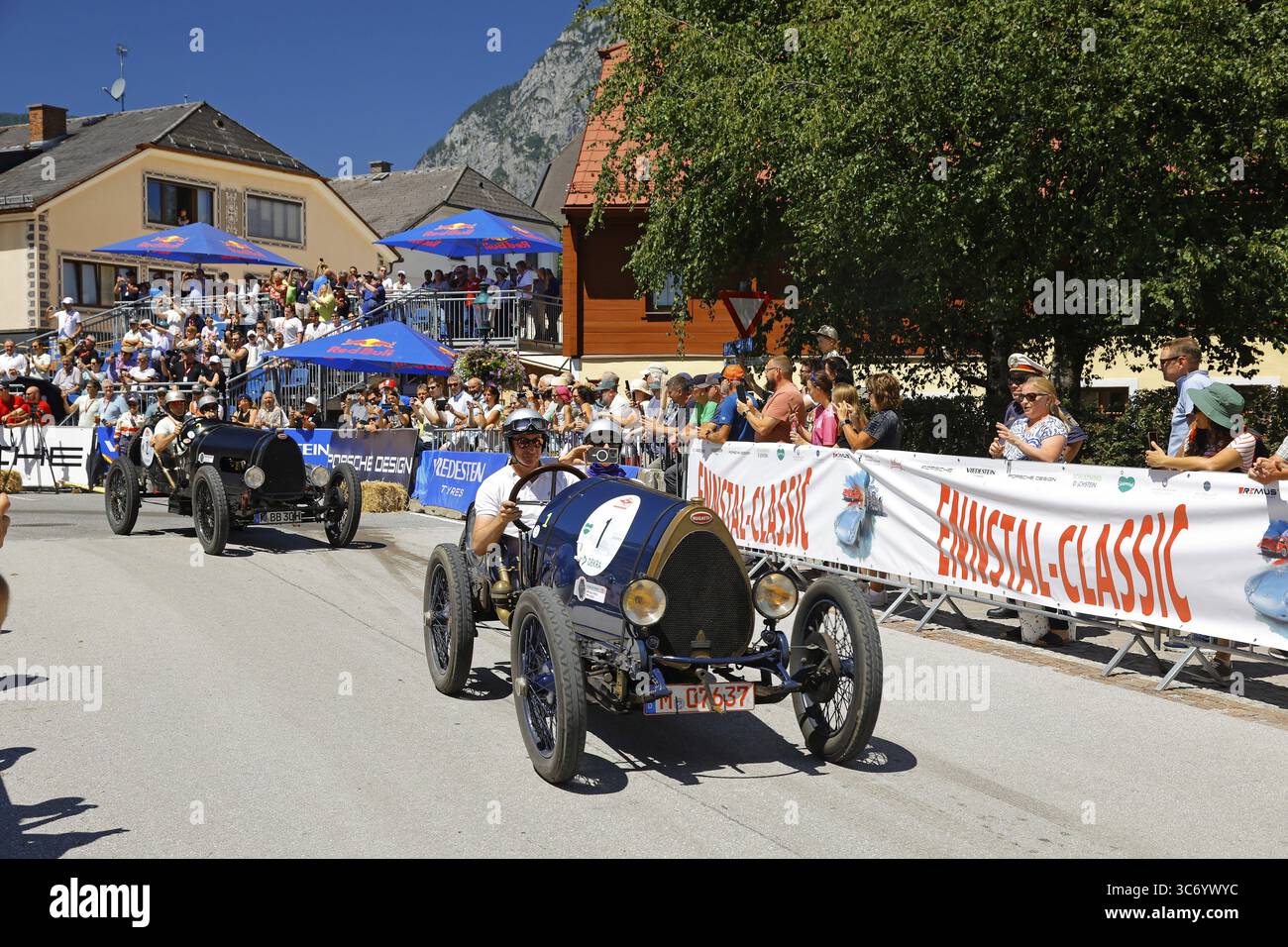 Rally di auto d'epoca Ennstal Classic 2025, Bugatti Type 13 Brescia, costruito nel 1922, Bugatti Type 30, costruito nel 1924, Groebming, Stiria, Austria Foto Stock