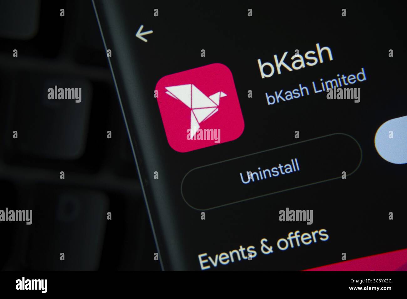 Dhaka, Bangladesh- 27 luglio 2025: Schermata che visualizza l'app bKash con opzioni di apertura e disinstallazione, interfaccia scura Foto Stock