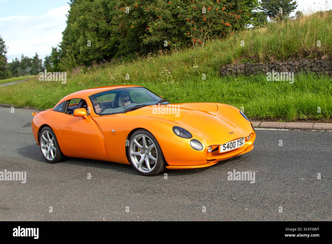 2005 TVR Orange Tuscan Roadster benzina da 3996 cc; al volante di North Weekender vintage classico e prestazioni, collezionisti e appassionati di motori. Crooklands, Kendal, Regno Unito Foto Stock