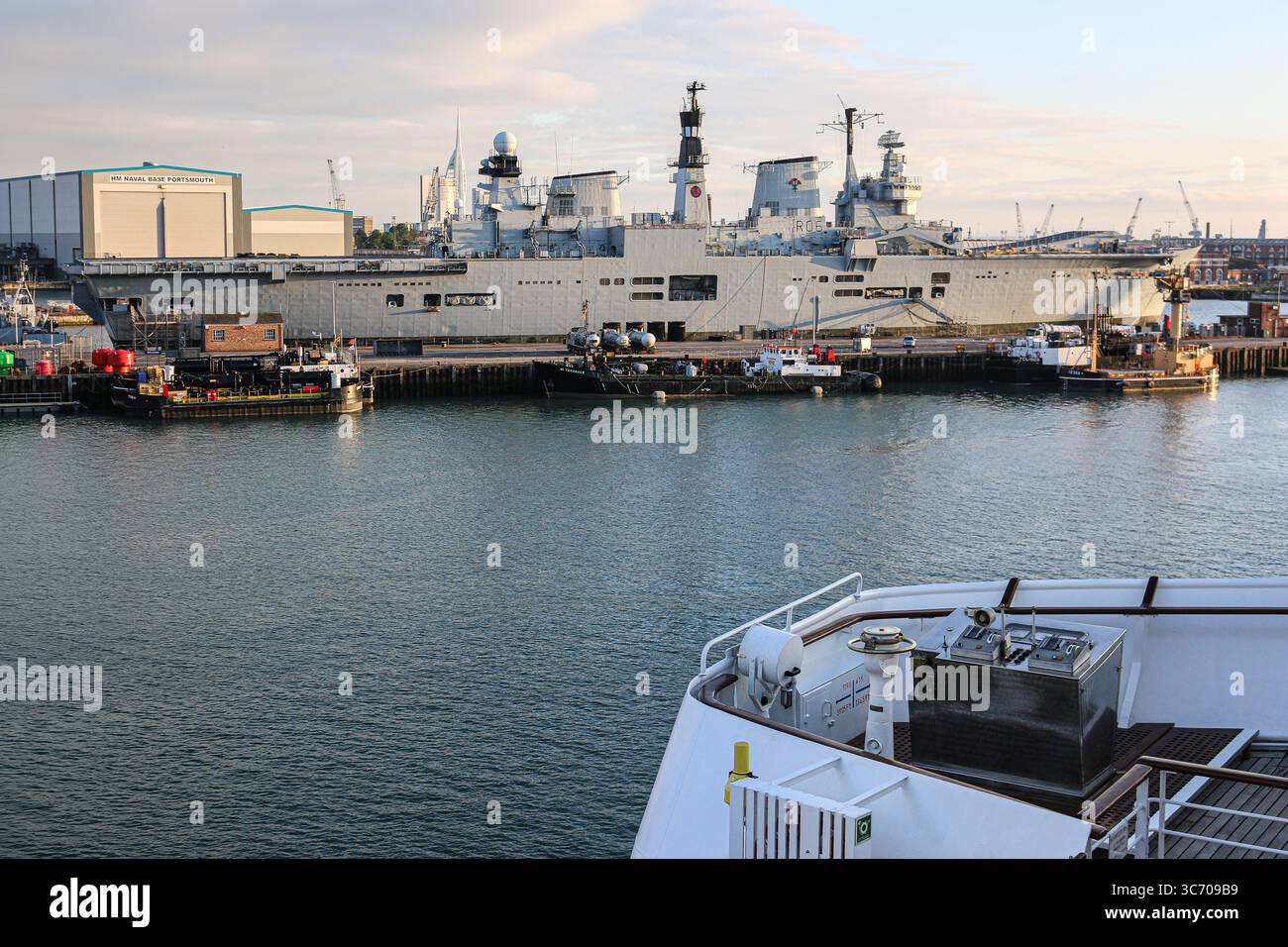 HM Naval base Portsmouth, Hampshire, Regno Unito: La portaerei leggera della Royal Navy HMS ILLUSTRIOUS (R06) | Serco Denholm bunkering tanker SD TEESDALE Foto Stock