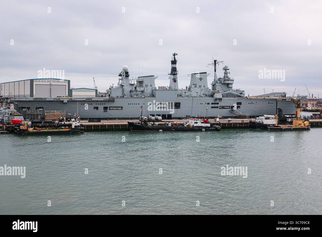 HM Naval base Portsmouth, Regno Unito: La portaerei leggera della Royal Navy HMS ILLUSTRIOUS (R06) | navi ausiliarie, carburante e vecchie chiatte di compensazione Foto Stock