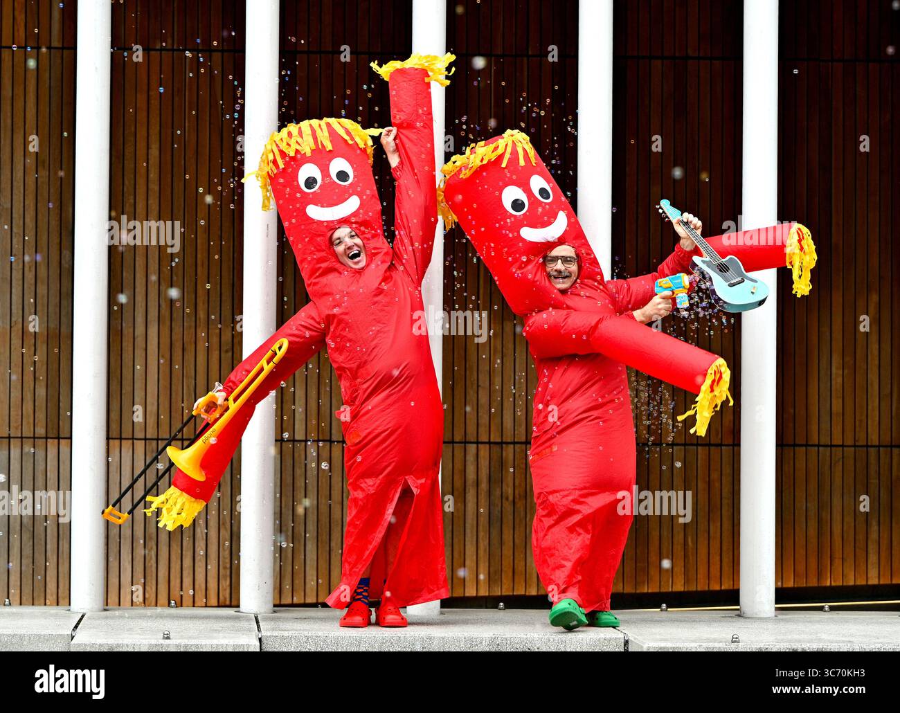 Edimburgo, Scozia, Regno Unito. 1 agosto 2025. Edinburgh Fringe: La premiata Edinburgh Fringe Family Favoourite, The Listies, che si muove alla School of Informatics Pillars. Tornati da POOPular Demand, sono tornati con il loro esilarante spettacolo musicale e comico The Listies: Make Some Noise. Mostra allo Studio One presso gli Assembly George Square Studios, Venue 17 dal 1 agosto Crediti: Craig Brown/Alamy Live News Foto Stock