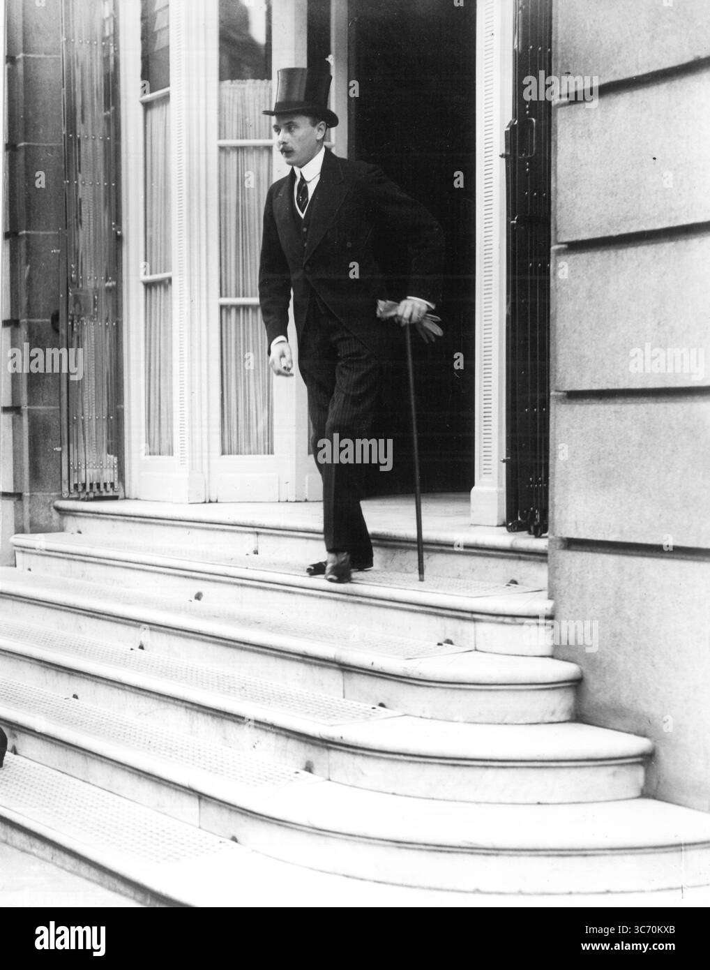 Un gentiluomo in testa e coda visto lasciare il Ritz Hotel, Londra, Inghilterra 1912 Foto Stock