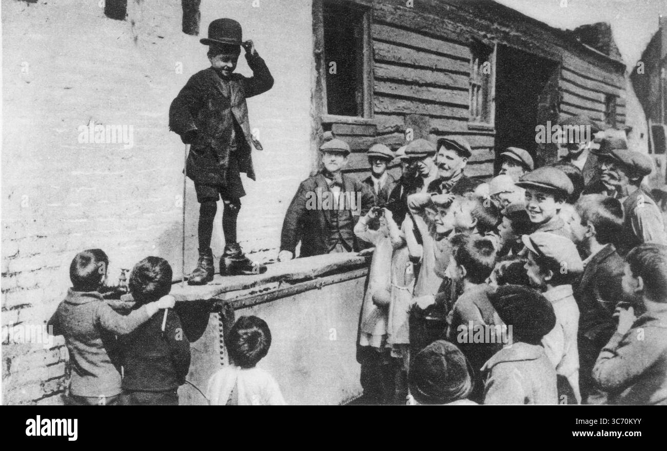 Cockney Children si diverte a usare il petto come palcoscenico improvvisato durante il periodo edoardiano , Londra , Inghilterra . Foto Stock