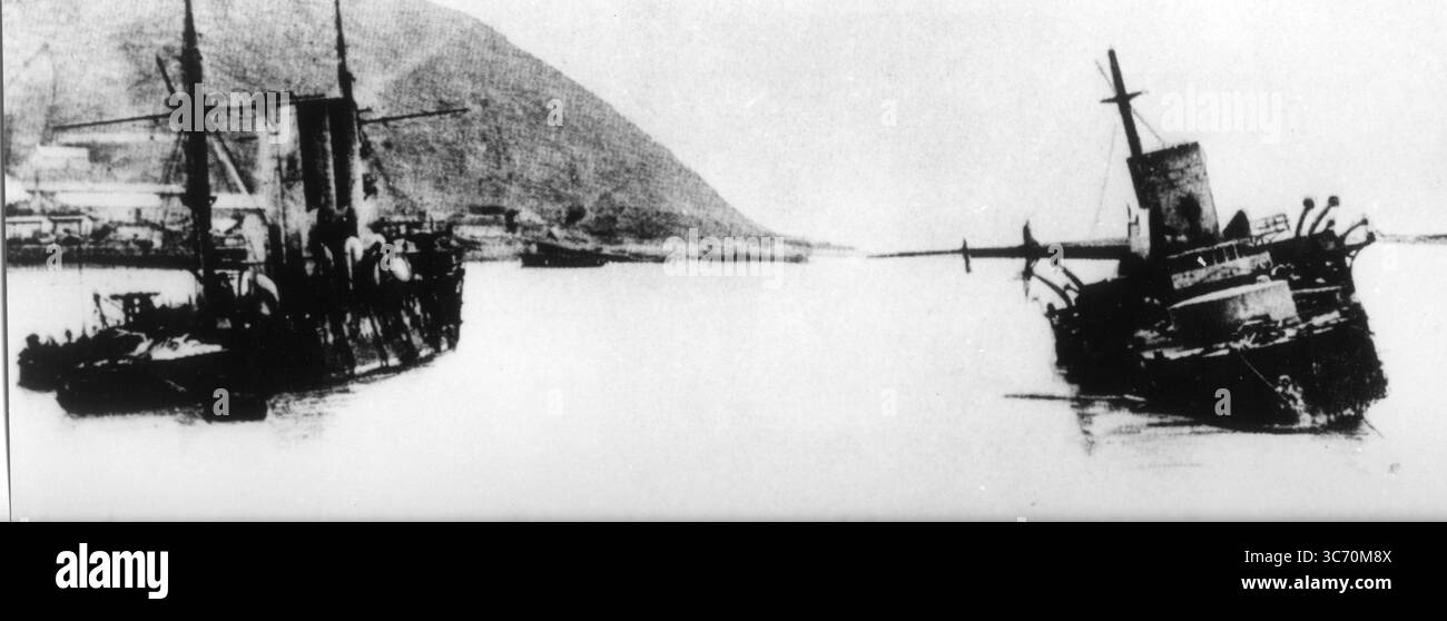 Navi navali russe danneggiate da torpediniere giapponesi a Port Arthur Manchund 1904 Foto Stock