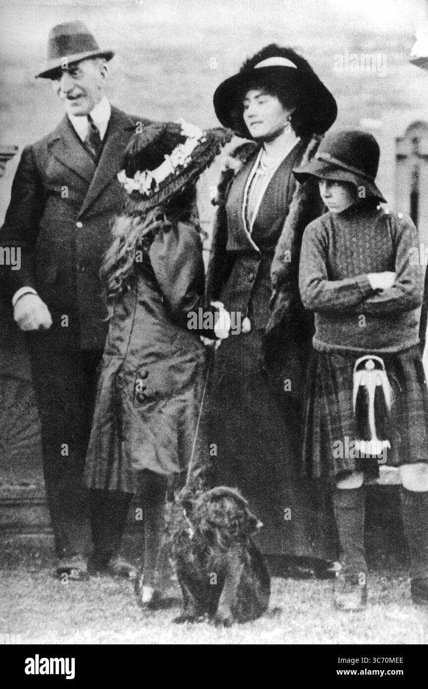 La Regina madre, Elizabeth Bowes-Lyon da bambina con i suoi genitori e fratello, David in kilt. Scozia c.1910 Foto Stock