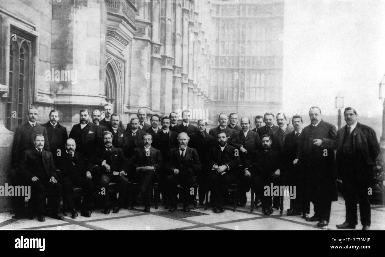 Dopo le elezioni generali di gennaio ci sono nuove figure sulla terrazza della camera dei comuni; il Partito Laburista. Febbraio 1906 l a r posti a sedere: W.T.Wilson, A. Wilkie, J. Ramsay Macdonald, A. Henderson, Keir Hardie, D. J. Shackleton, Will Crooks, J.o'Grady, Will Thorne. Foto Stock