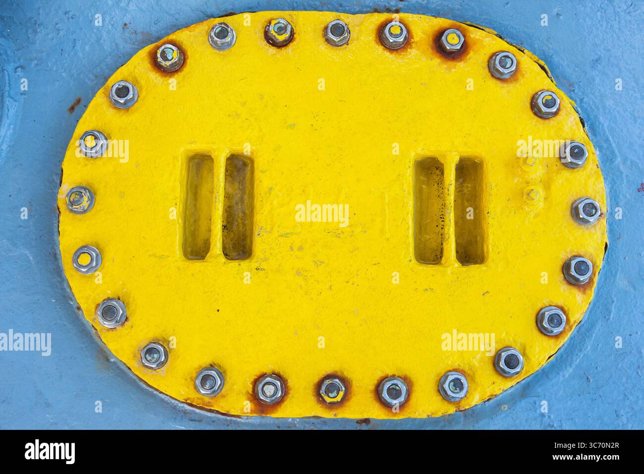 Tappo del serbatoio di zavorra giallo in ferro sul ponte grigio. Serbatoio carburante sulla parte superiore. Foto Stock