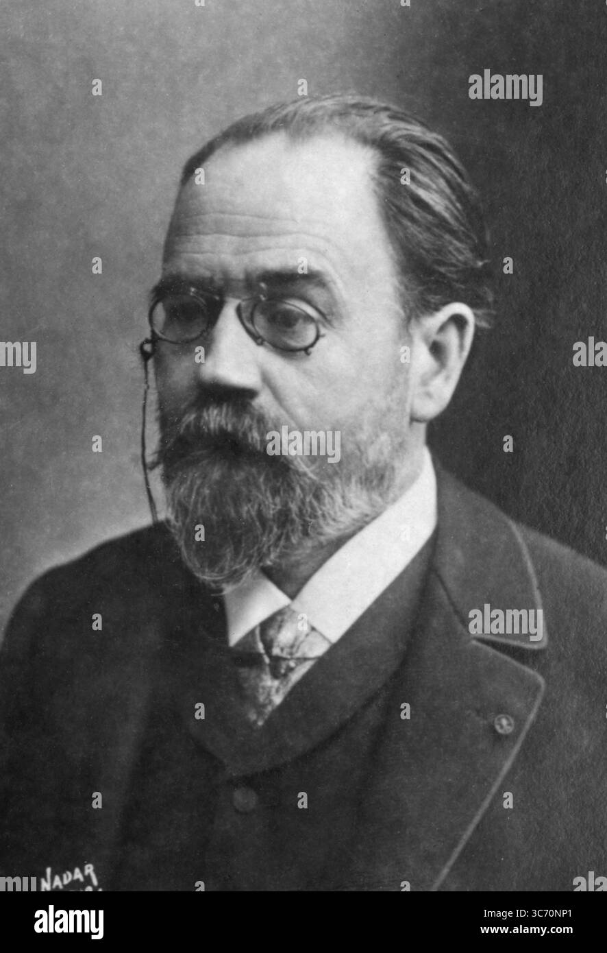 Émile Zola (Parigi, 2 aprile 1840 – Parigi, 29 settembre 1902) è stato un influente scrittore francese, l'esempio più importante della scuola letteraria del naturalismo e una figura importante nella liberalizzazione politica della Francia. Rischiò la sua carriera e persino la sua vita il 13 gennaio 1898, quando la sua "J'accuse" fu pubblicata sulla prima pagina del quotidiano di Parigi, l'Aurore. "J'accuse" di Emile Zola accusò i più alti livelli dell'esercito francese di ostruzione della giustizia e dell'antisemitismo, avendo erroneamente condannato un capitano di artiglieria ebreo, Alfred Dreyfus, all'ergastolo sull'Isola del Diavolo. Il film biografico Foto Stock